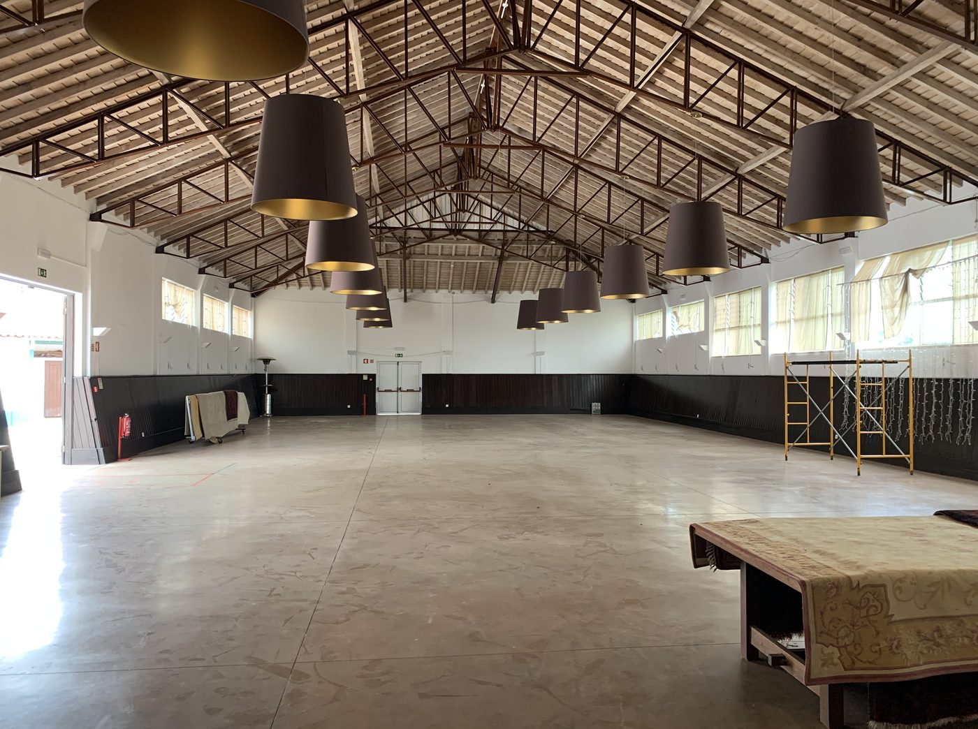 Picadeiro preparado para feiras e exposições
