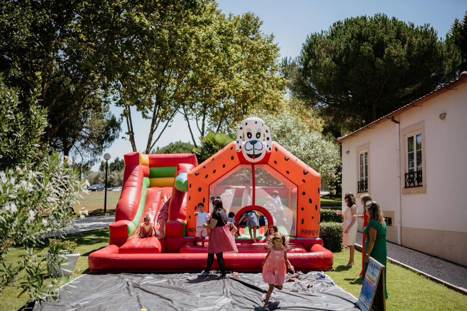 Insuflável e animação infantil nos jardins da quinta durante uma festa