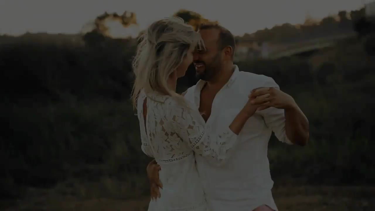 Casal junto aos jardins da quinta ao entardecer