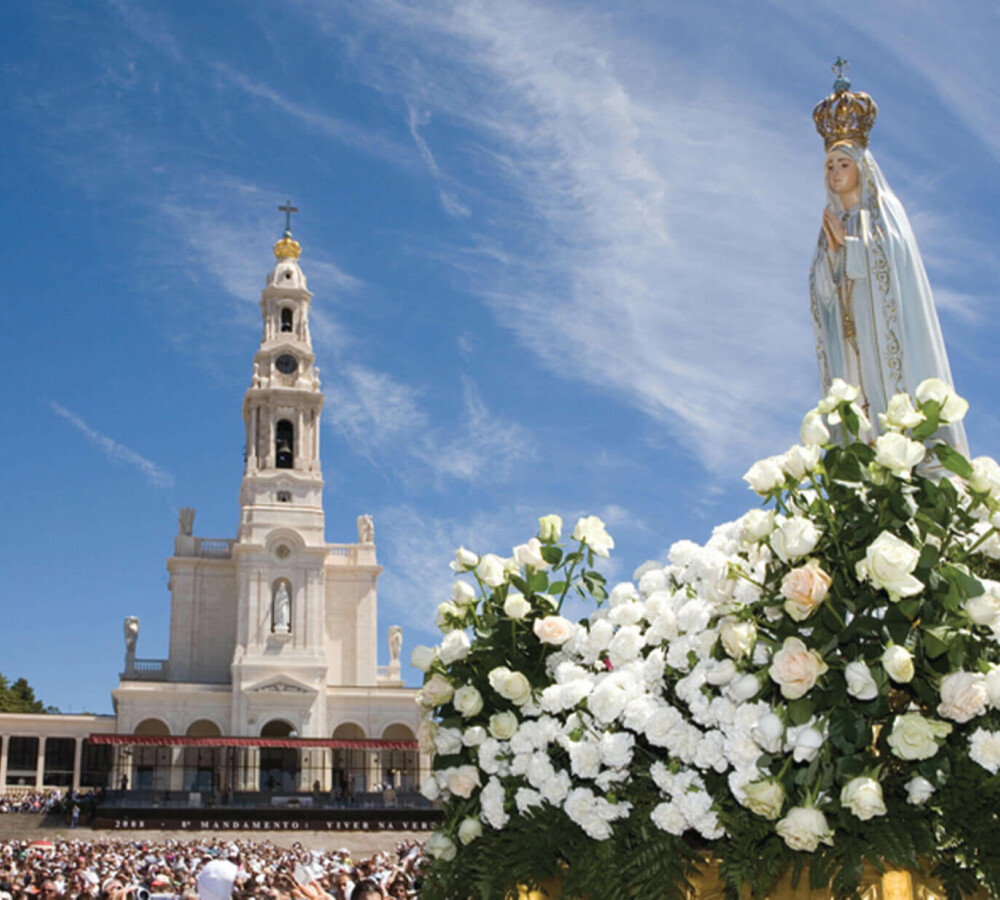Santuário de Fátima, torre do basílica e peregrinos