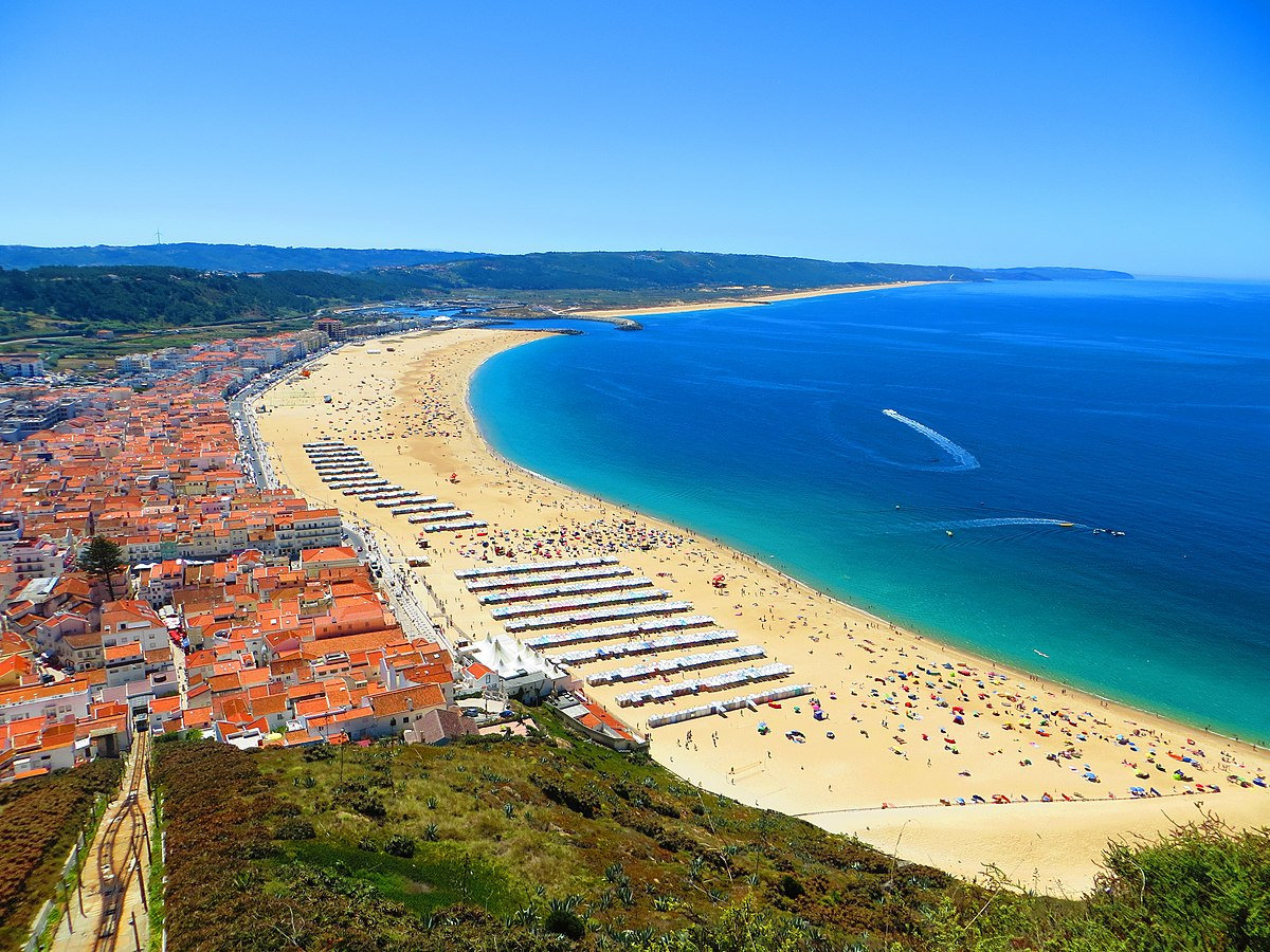 Vista aérea da praia e vila da Nazaré